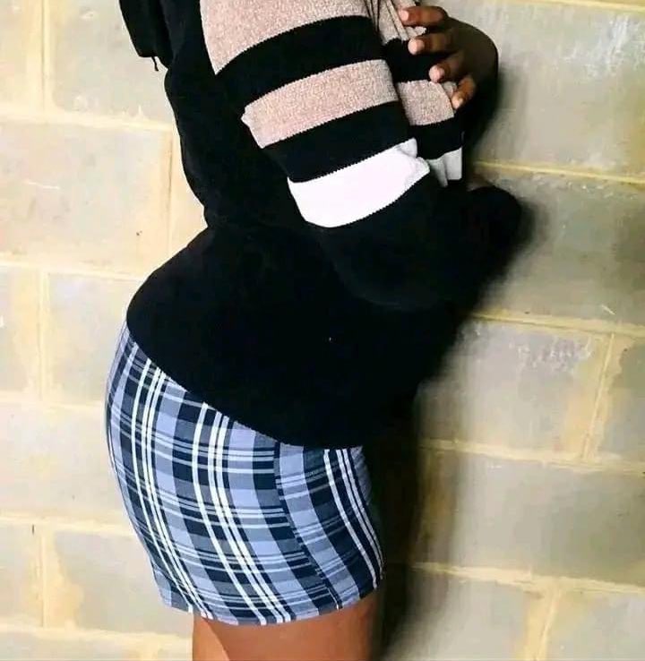AdvoBarryRoux's tweet photo. Ladies please this behavior should stop, you are destroying our clothes. https://t.co/fyRfuXutQs