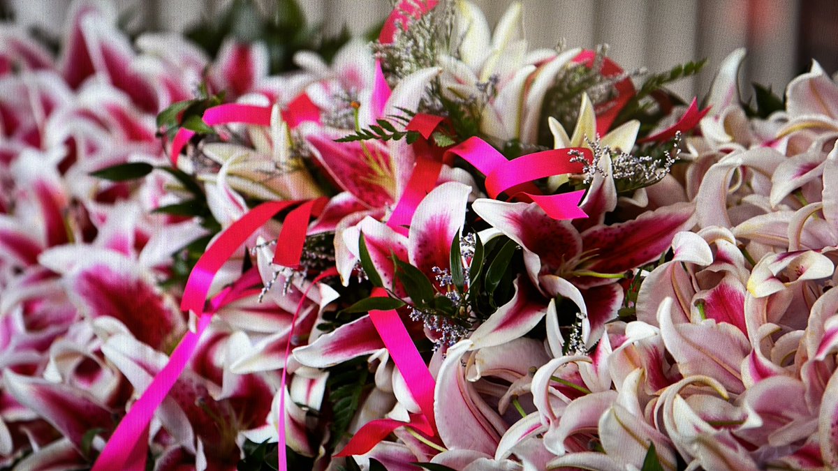 aaronellis01's tweet photo. Don’t forget to go see the Garland of Lilies being made @kroger in Middletown from 6-8 tonight Thursday 5-4-23. #KyDerby #Louisville https://t.co/uGa3cChXQ7