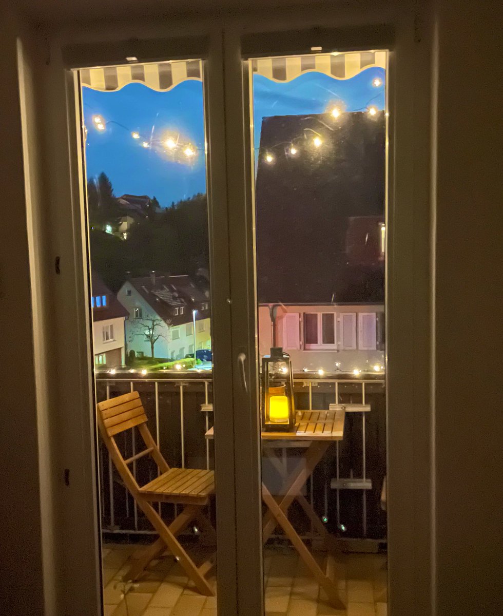 小さいバルコニーだけど、
キラキラさせるだけでウキウキ気分になる🥺✨

早速今日はバルコニーでワイン飲んだ🍷

暖かい日って最高だ🥺🥺🥺 https://t.co/sB2atY4ujj