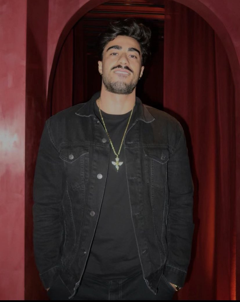 ㅤㅤ

    ⠀           Devil in the back, an angel on my neck.   
ㅤㅤ
ㅤㅤ