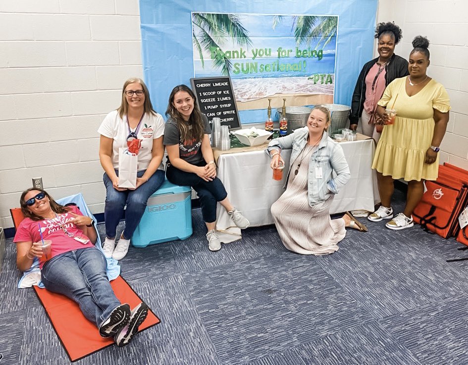 ashlea_hardock's tweet photo. Thankful to be a teacher @freedomvolusia ❤️ Thank you @drnehrig , @Widalis_Camacho , and @freedom_pta ☀️ https://t.co/NVHMig0epv