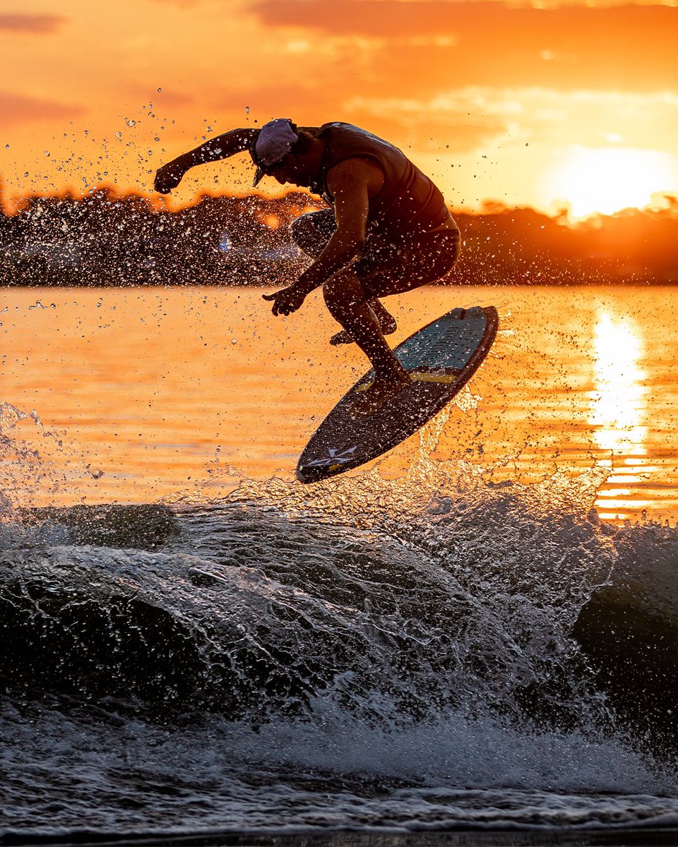 It’s hard to beat a solid sunset session 😍💥 

#phase5wakesurfers #ridep5 #wakesurf #wakesurfing