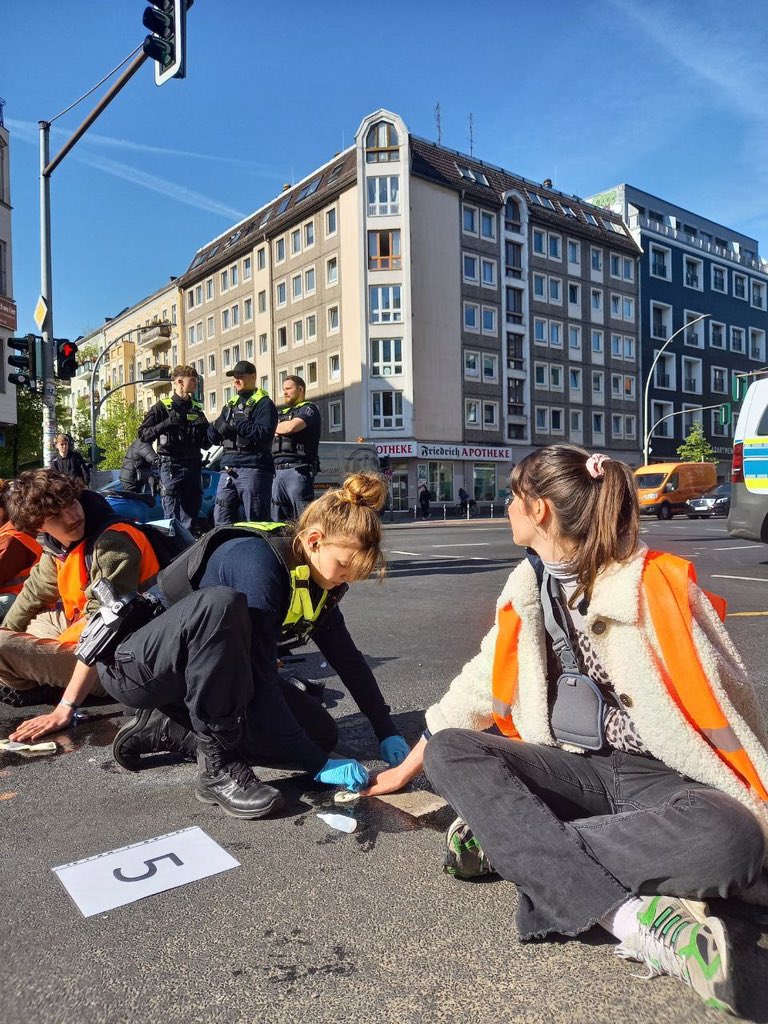 Carla Hinrichs - Widerstand oder Katastrophe tweet media