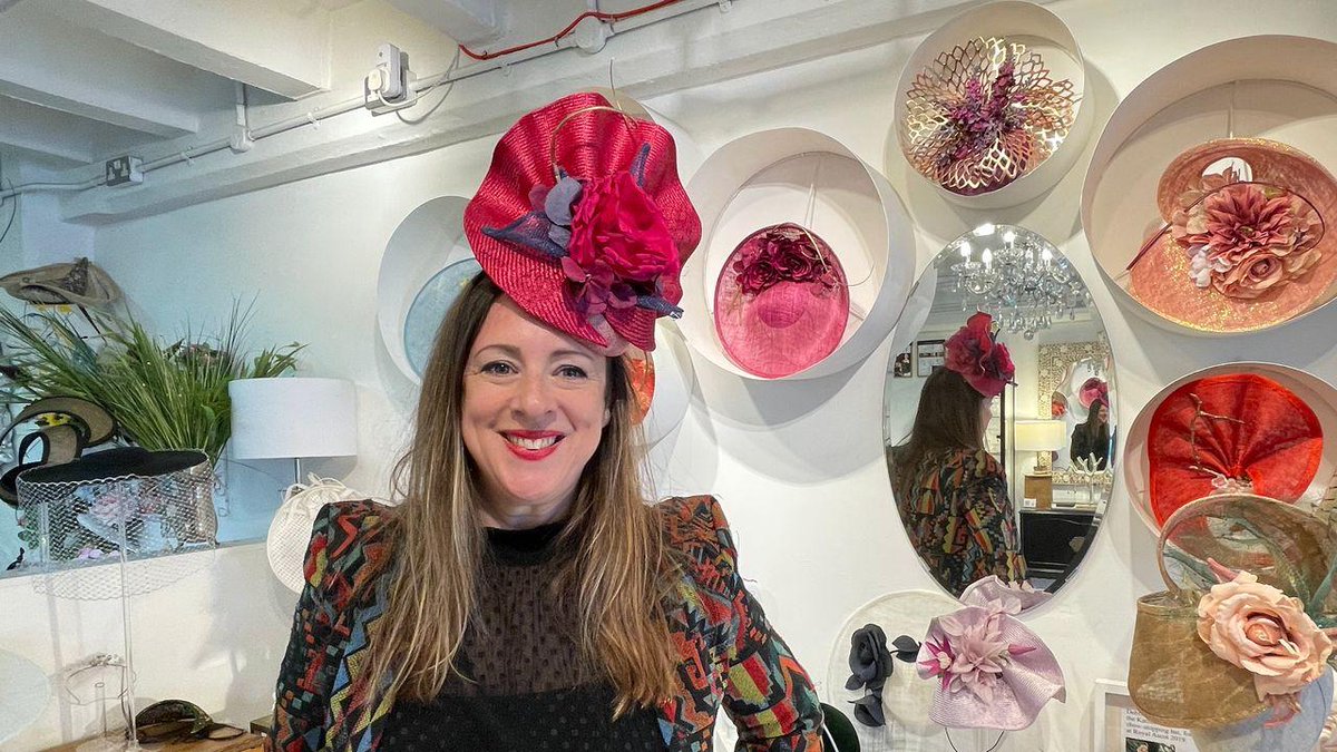 "Ce chapeau serait parfait pour Kate" : une chapelière nous livre ses conseils avant le couronnement tf1info.fr/culture/video-…

👑 Suivez le #couronnement du Roi #CharlesIII, ce samedi à 9h sur <a href="/TF1/">TF1</a> et dès 6h30 sur <a href="/LCI/">LCI</a>