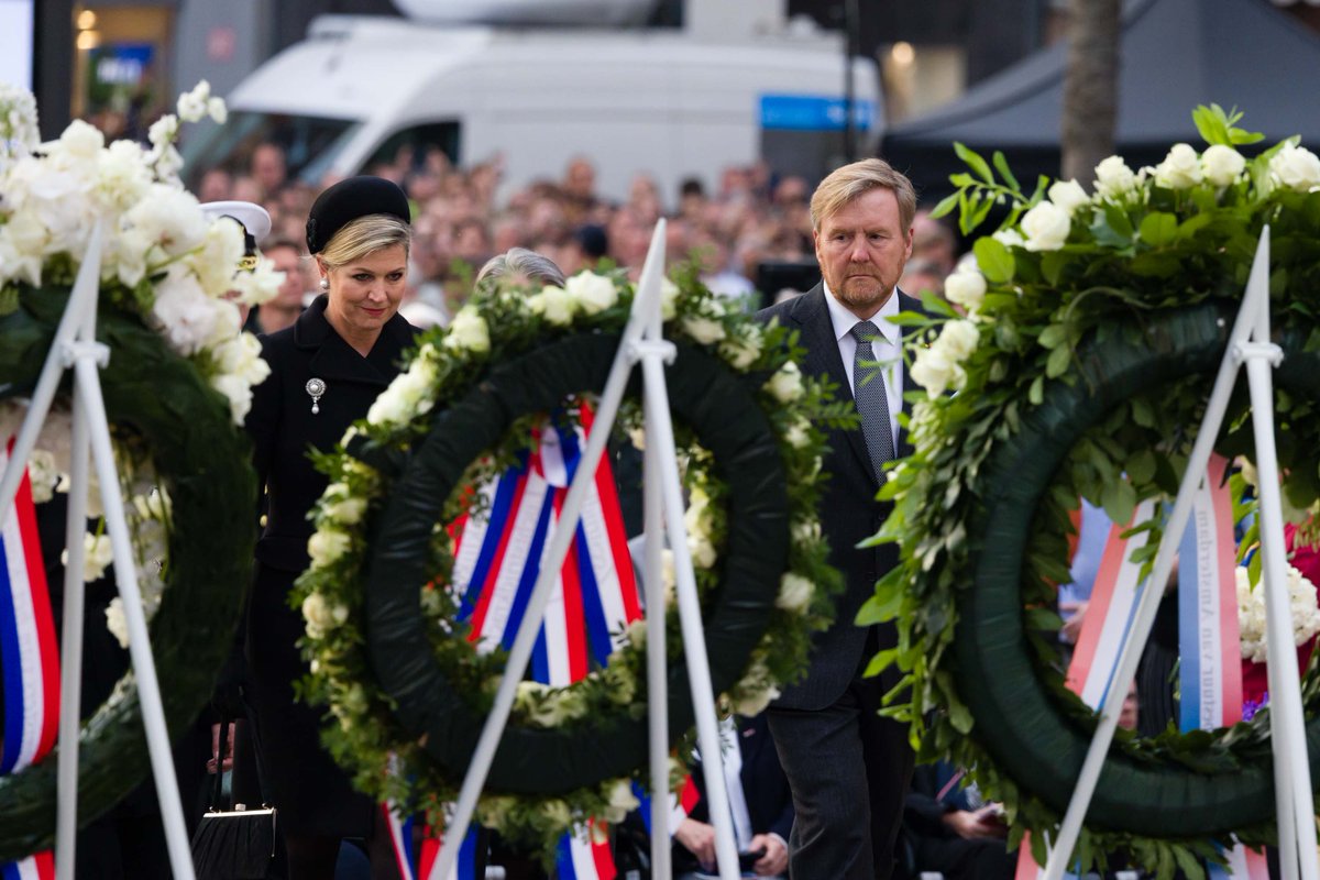 Duizenden mensen hebben samen op de Dam in Amsterdam, in het bijzijn van het koninklijk paar, de oorlogsslachtoffers herdacht. Wij kijken terug op een waardige Dodenherdenking. Lees hier een terugblik: 4en5mei.nl/nieuws/nationa…