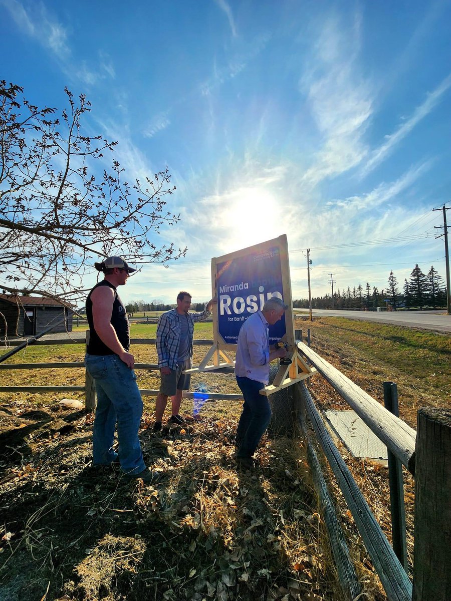 Big blue signs!

#ableg #abvotes #banffkananaskis