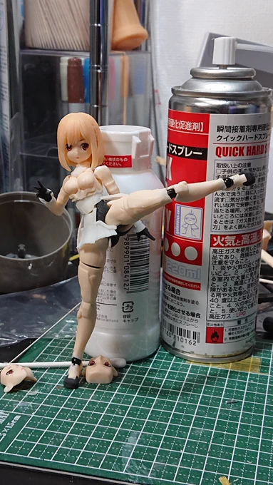 可動調整してました。 スカートと腰パーツの肌色をパイプスプリングで接続する事でキックポーズが出来ます