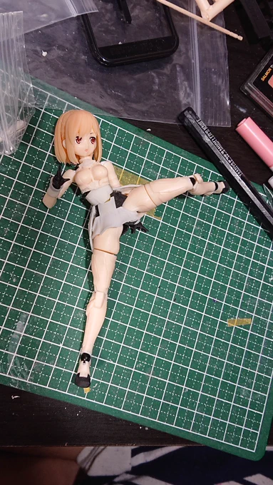 可動調整してました。 スカートと腰パーツの肌色をパイプスプリングで接続する事でキックポーズが出来ます
