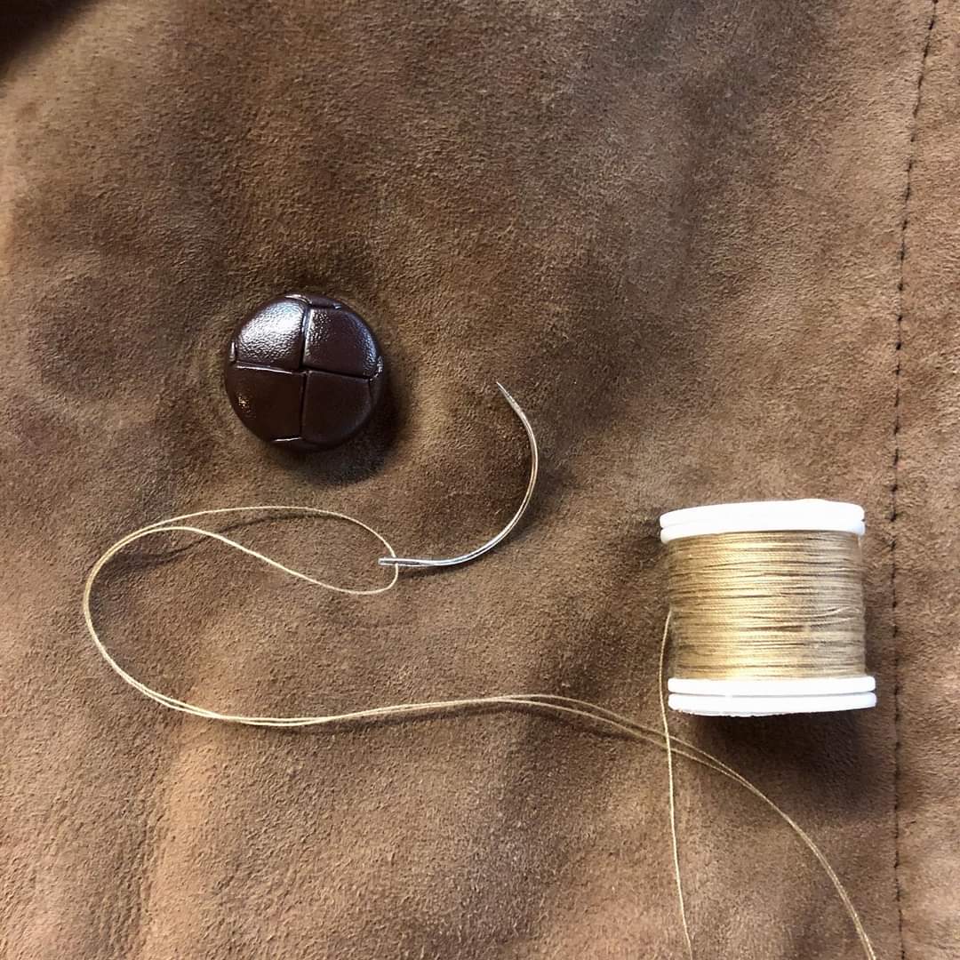 You can’t beat a good football button ⚽️

⭐️ depop.com/tenderhooligan… ⭐️

#retrostyle #vintagestyle #70sstyle #60sstyle #leatherbuttons #makedoandmend #vintageclothing #subcultureclothing #skinhead #modstyle #sheepskincoat #sheepskinjacket #delboy #nefollowers