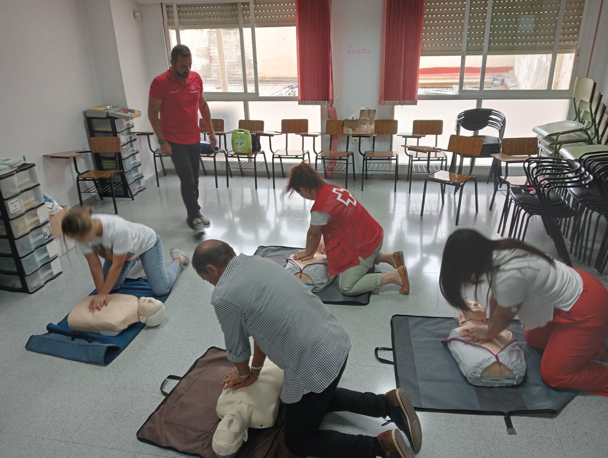 cr_orihuela's tweet photo. [#formacionCruzRoja]
Esta semana hemos tenido la suerte de contar con José Luis Hernández Oliva de @CRGuardamar para formar a nuestro personal técnico y voluntariado en el manejo y uso del desfibrilador semi automático ⛑️. Muchísimas gracias 🤗 https://t.co/7fkfzRuwWn