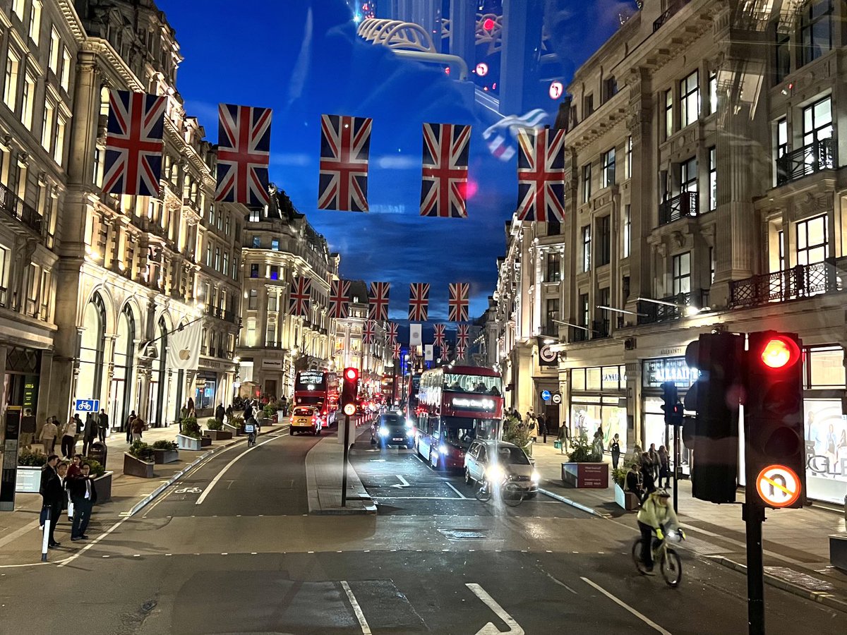 Qagggy's tweet photo. London is decked out for Coronation. #ViewFromTheBus https://t.co/UOOAZbdajY