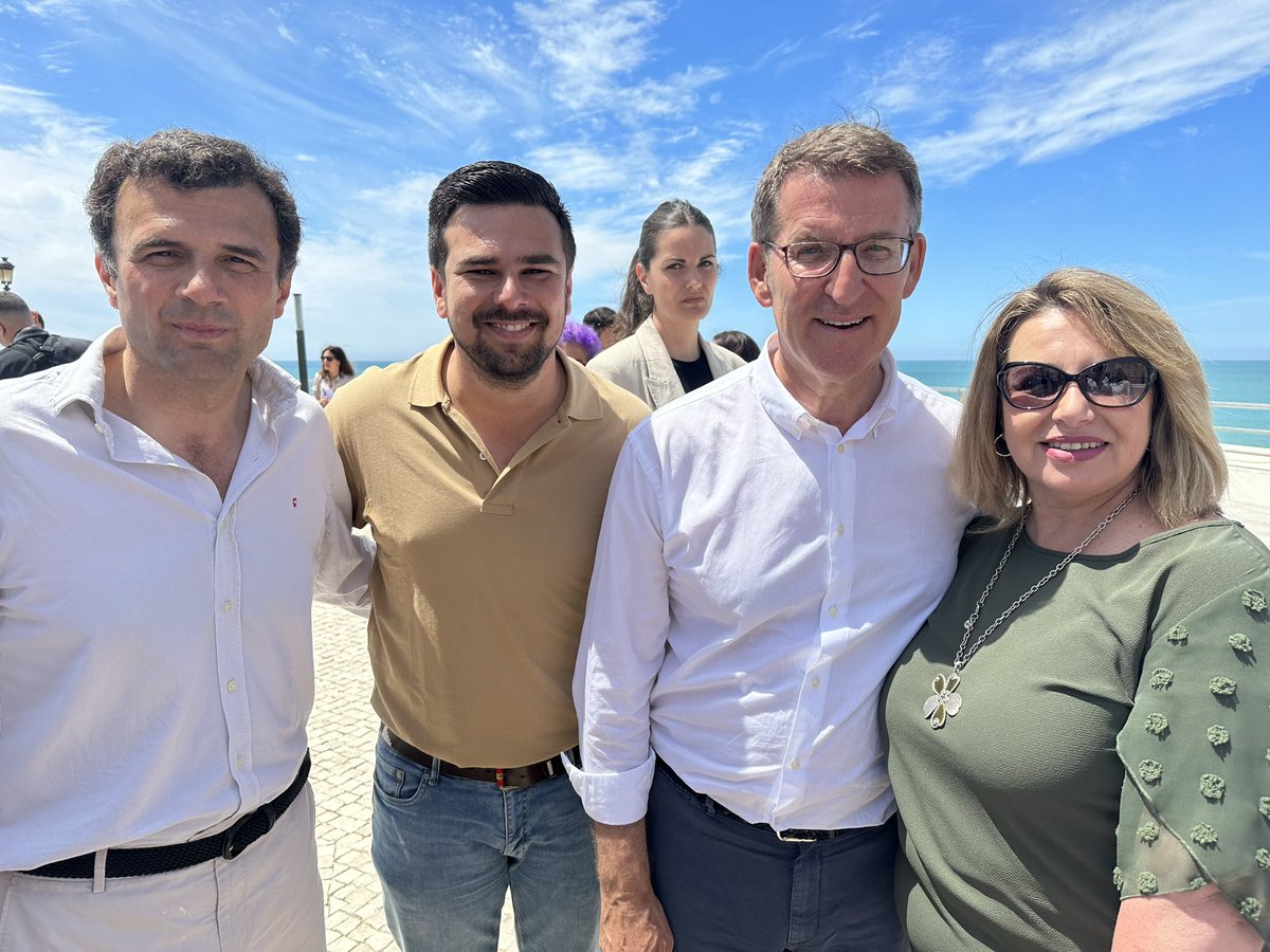fran_morenog's tweet photo. 🔵 Hoy en Cádiz en la Presentación de la Candidatura de @brunog_cadiz en la que hemos podido saludar y compartir un rato con @NunezFeijoo y, por supuesto, felicitar en persona a nuestra querida @gloribazam por su incorporación en el equipo de Cádiz. 

#AvancemosJuntos https://t.co/C54cVAgCEd