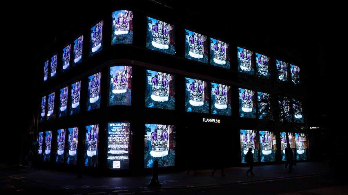 trevorjonesart's tweet photo. This looks incredible! @W1curates lighting up Oxford St., London with the NFT artwork 'The Oath' celebrating the King's #Coronation. Claim your free edition of the NFT here 👇

👑  https://t.co/n0uEBYTnAd

In partnership with @EveningStandard &amp; @ApolloNft 

#CoronationWeekend https://t.co/w0hWHDhkqm