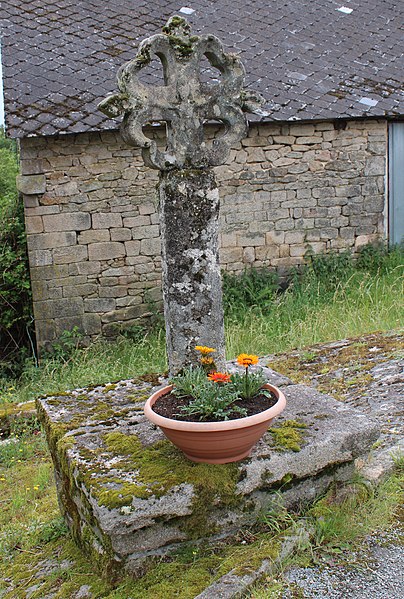 MonumentumFr's tweet photo. Croix de chemin au sud de la place de l'église à #Chaumeil (#Corrèze) Socle en maçonnerie sur lequel est posée une table aux bords en saillie, formée de dalles appareillées. Au centre s'élève le fût de la croix, ...
Suite 👉 https://t.co/l5r1t8IfST
#Patrimoine #MonumentHistorique https://t.co/R5kvI9UArF