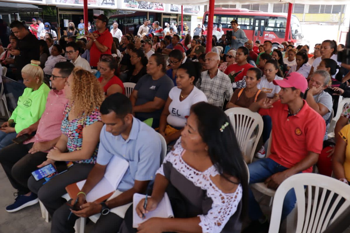Minhvi_Oficial's tweet photo. #HOY || Desde la sede de @corpozulia, el Min. @IMVillarroel1 lideró la reunión del #OSNVH N° 15, donde instaló el Estado Mayor de Viviendas, para afianzar la ejecutoria de viviendas, conformación de AVV y CTU en los diferentes municipios del edo. #Zulia #LaSiembraPetrolera https://t.co/BtvwMem2xi