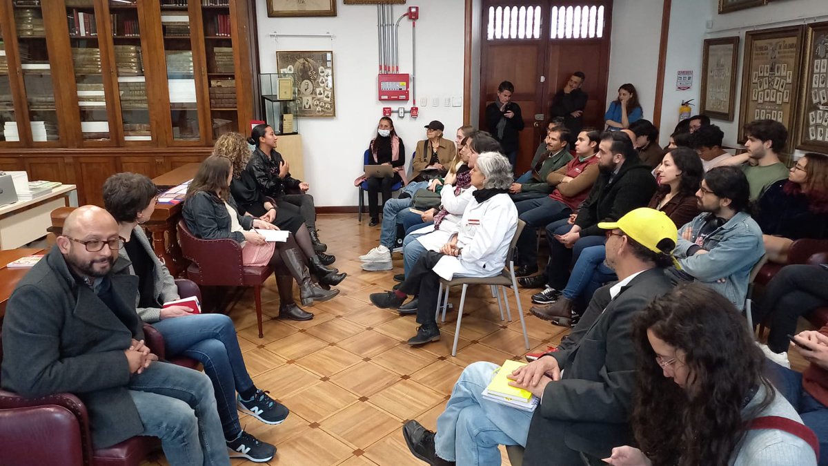 ArchivoHUR's tweet photo. #HoyEnElArchivo Conversamos sobre la exposición El arte de la imprenta, desarrollada por el Archivo, el @Museo_UR y el LEAP @Uniandes. Libros incunables, educación, gestión de colecciones y patrimonio fueron los temas principales. #archivo #libro #patrimonio https://t.co/G1OBZTtOKL