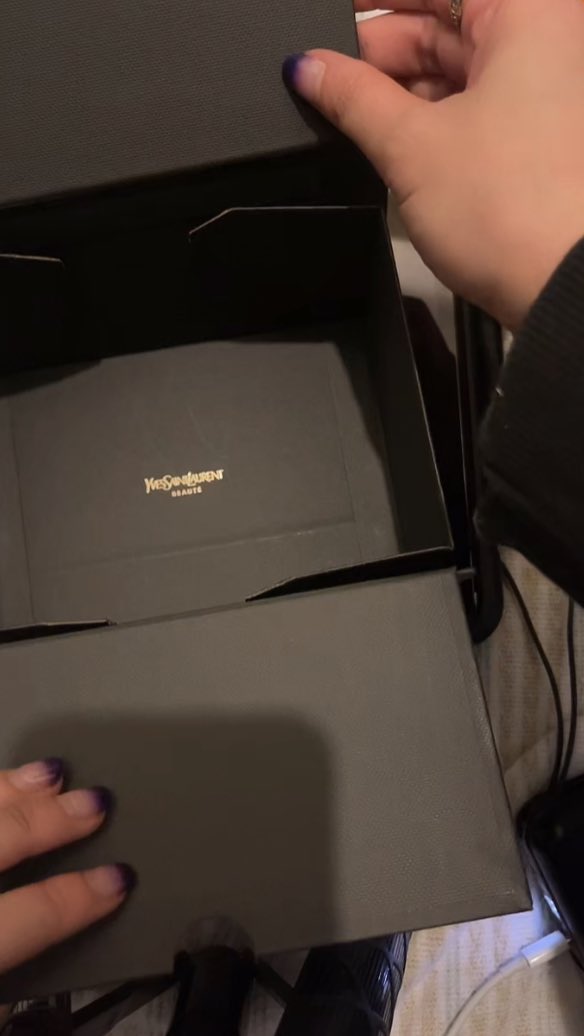 อึ่งมาก ชีปอยคิดว่ามันพลาดไม่เอาอีฟแซงค์ไป สรุปเปิดออกมามีแต่กล่องไม่มีของ ก็คือเลือกแล้ว หยิบไปแล้ว 5555555555 เหี้ยนะ อันแฮนด์เมดไม่แกะซีกอัน แต่ของแบรนด์เก็บเรียบเหลือแต่กล่อง จูคเก่งมากไอ่เวน 🤢 

#ชีปอยลูกสาวมาเฟีย