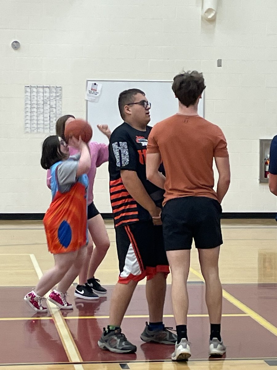 JasonHermanON's tweet photo. My man Truman has been begging to have a Space Jams Basketball game all year. Today we made it happen. Thanks to @ONFlightCrew 
@ONHSwrestling @aharrington25 @olatheschools @ON_Students @ADPriceON @JNoteboomON @kamiezimm @HeatherSmithON the smiles on there faces were priceless. https://t.co/WylVCrhIYF