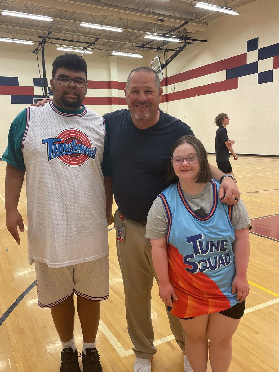 JasonHermanON's tweet photo. My man Truman has been begging to have a Space Jams Basketball game all year. Today we made it happen. Thanks to @ONFlightCrew 
@ONHSwrestling @aharrington25 @olatheschools @ON_Students @ADPriceON @JNoteboomON @kamiezimm @HeatherSmithON the smiles on there faces were priceless. https://t.co/WylVCrhIYF