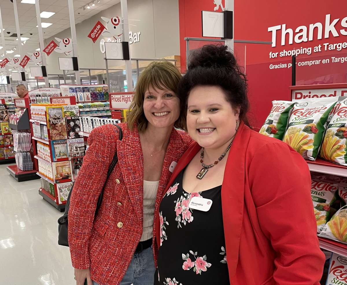 It’s moments like this that matter most! Congratulations #T0927 for your dedication to your teams and your guests! This is how we WIN TOGETHER!  #WorkSomewhereYouLove #ProudETL <a href="/tonypena/">Tony Pena</a> <a href="/AmandaSully01/">Amanda Sullivan</a>