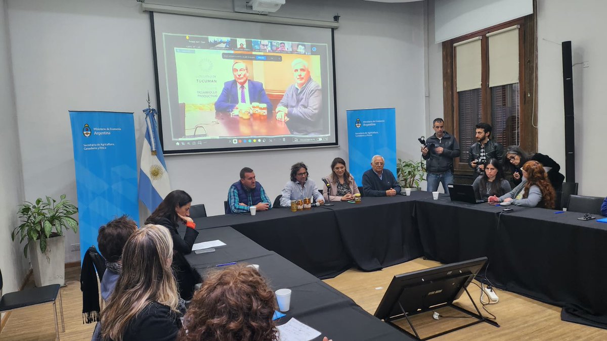 FernandoRizza's tweet photo. Desde la Subse #Agropyme acompañamos ayer la identificación geográfica de la miel 🍯 de Azahar de limón 🍋 de #Tucumán
Las distinciones por calidad o identificación geográfica son centrales para fortalecer el agregado de valor de las #Agropymes y las #EconomíasRegionales https://t.co/I62PF76oaq