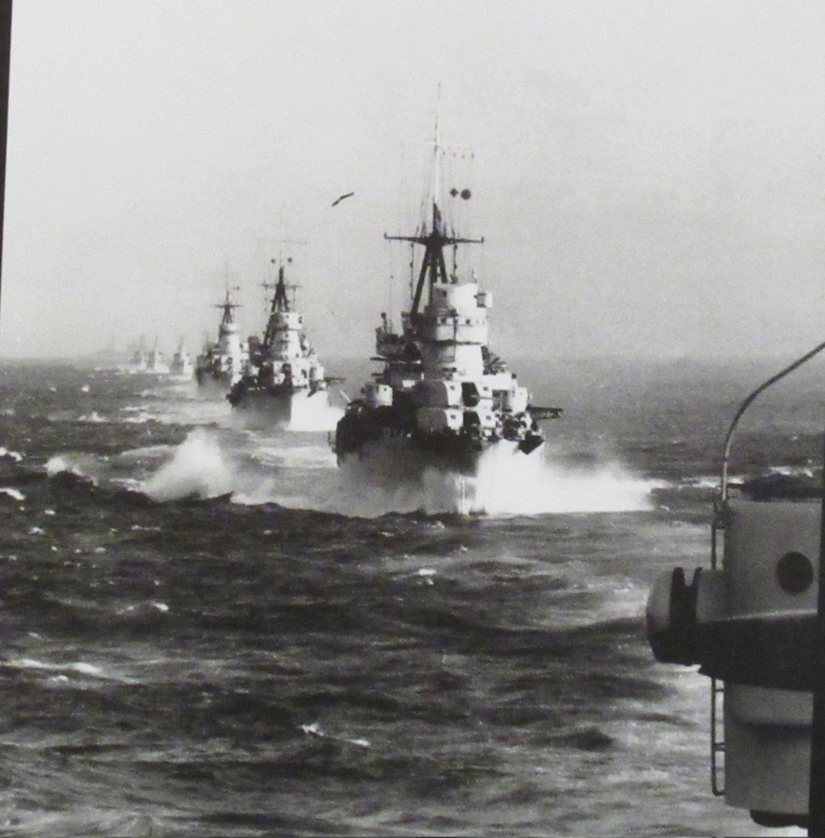 TAmarcord's tweet photo. #Squadron of #Italian #lightcruisers #sailing during #WW2, "#Condottieri type". In the foreground the "Duca d'Aosta" and "Nunzio Attendolo".

Details: https://t.co/blNgQPlek4

#regiamarina #warship #ww2ship #incrociatore #marinamilitare #italiannavy #tipocondottieri #flotta #navy https://t.co/tH10YwMmLI
