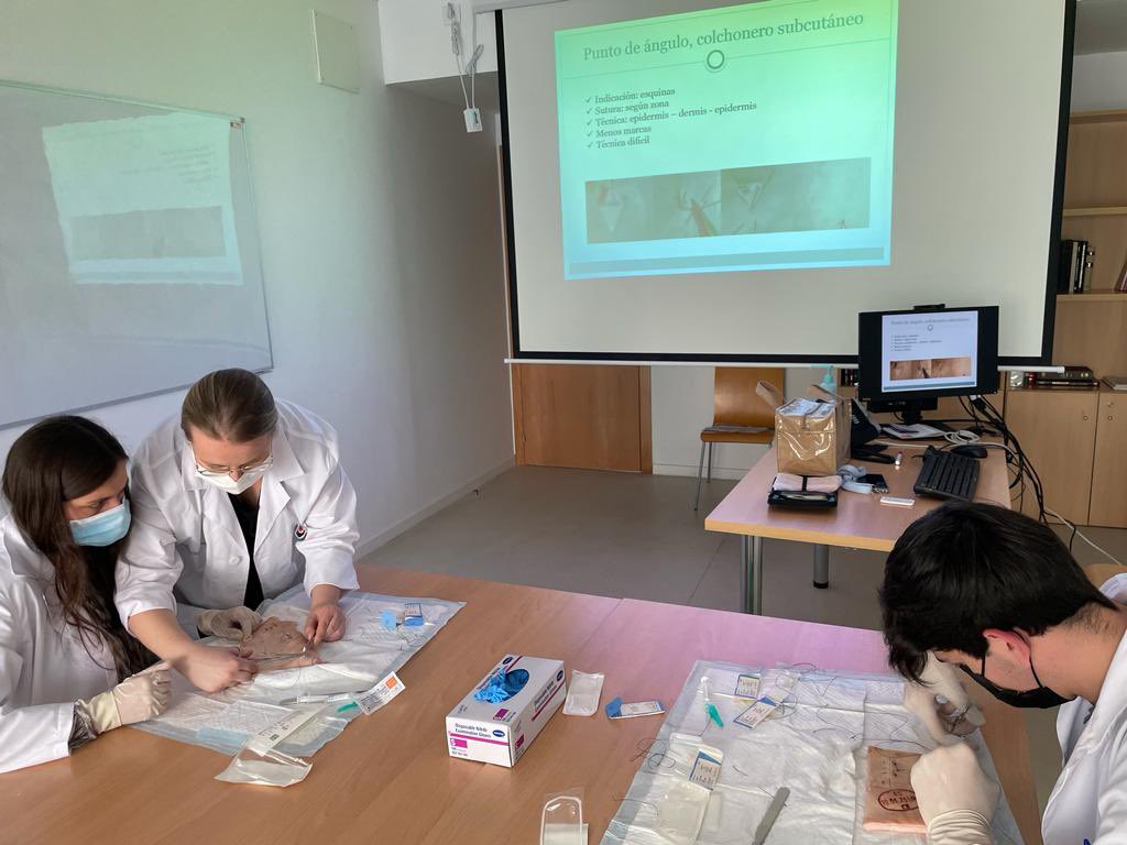 Hoy hemos tenido un nuevo taller de suturas para los alumnos de medicina en Virgen Peregrina. Apostamos por la mejor formacion!!!💪🏻💪🏻💪🏻 #excelencia <a href="/ponsalsergas/">Área Sanitaria de Pontevedra e O Salnés</a>