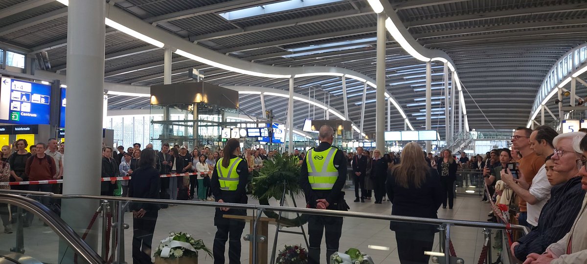 MissVisconti's tweet photo. Mooi dat @NSHarmonie ook dit jaar weer de nationale #herdenking op #Utrecht Centraal muzikaal heeft omlijst. Het blijft indrukwekkend om dit bij te wonen. #4mei #ns #opdatwijnietvergeten https://t.co/tSO1K7cOx3