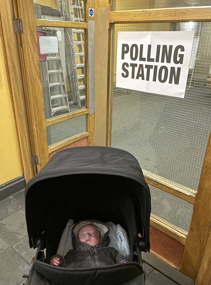 Trip to the polling station to vote for Sam Wheeler in #PiccadillyWard 🌹

#BabiesAtPollingStations