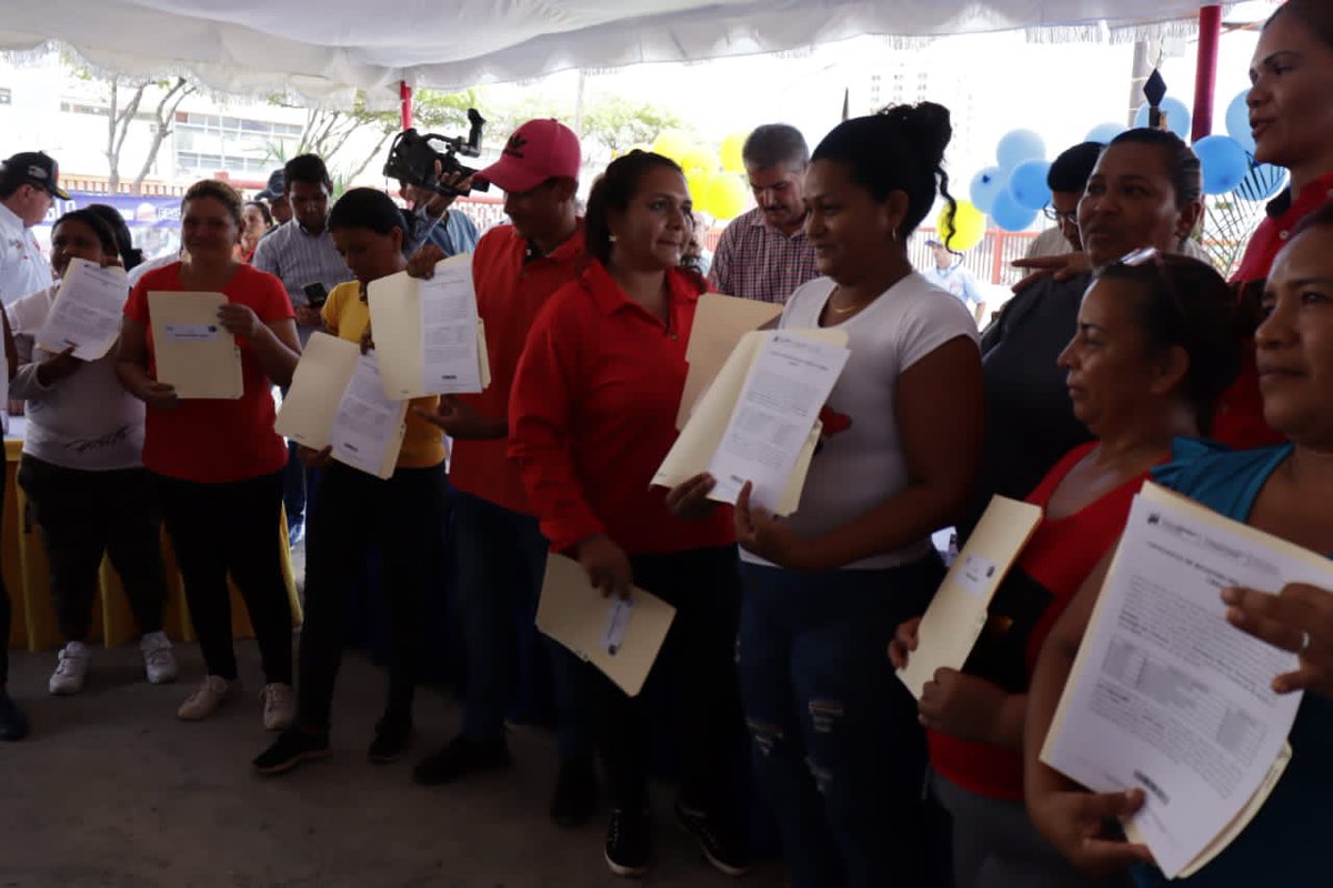 Minhvi_Oficial's tweet photo. #Entérate ||  El Min. @IMVillarroel1 resaltó los logros de la #GMVV en el edo. #Zulia y realizó la entrega de Titulos de Propiedad a 11 CTU y dos Informes de Productividad a las AVV “Corazón Venezolano” y “Villa Armada” #LaSiembraPetrolera https://t.co/SY6o34atlL