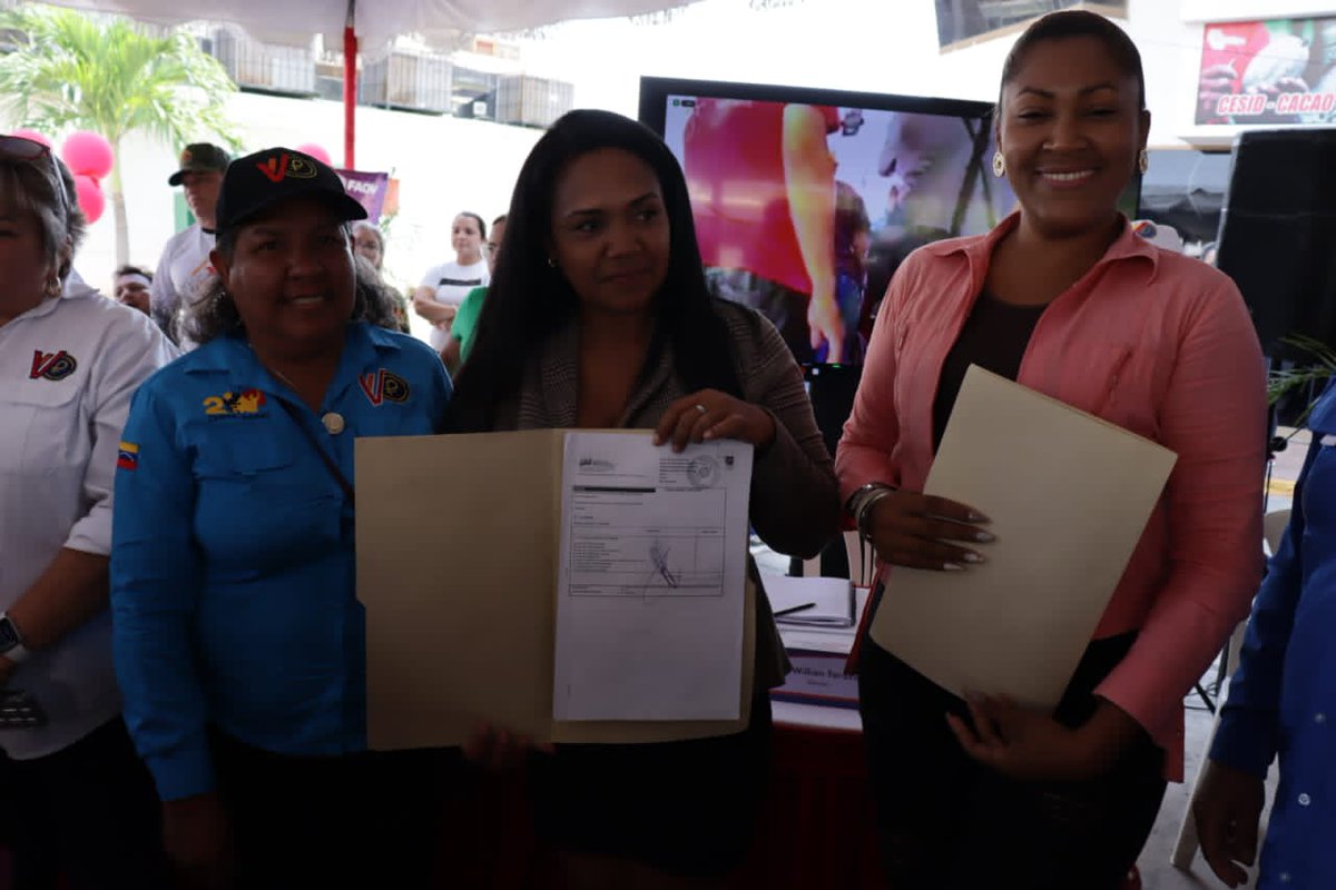 Minhvi_Oficial's tweet photo. #Entérate ||  El Min. @IMVillarroel1 resaltó los logros de la #GMVV en el edo. #Zulia y realizó la entrega de Titulos de Propiedad a 11 CTU y dos Informes de Productividad a las AVV “Corazón Venezolano” y “Villa Armada” #LaSiembraPetrolera https://t.co/SY6o34atlL
