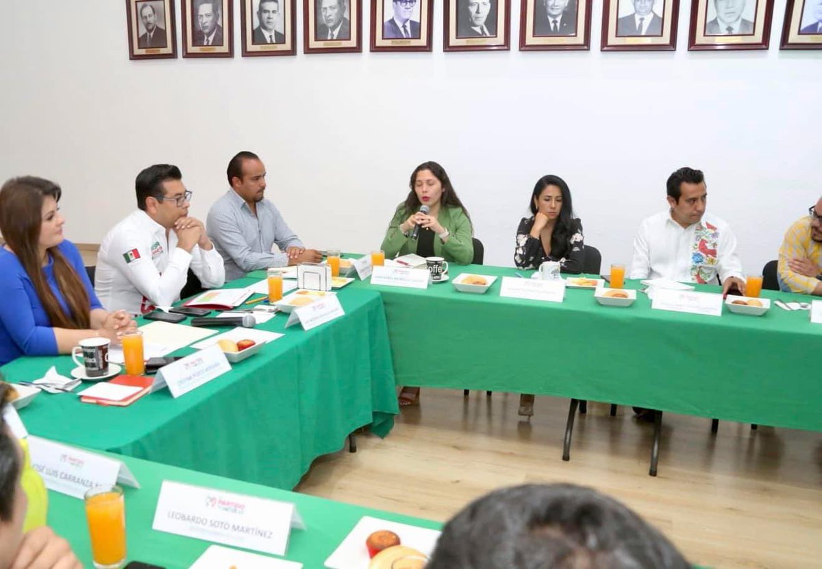 Muy contenta de estar en nuestra casa priista, con mi amigo Presidente <a href="/NestorCamarillo/">Néstor Camarillo</a> en reunión con sectores y organizaciones, quienes conforman a nuestro partido y nos fortalecen e integran un equipo sólido listo para ganar y afrontar próximos desafíos. #UnidosPodemosTodo