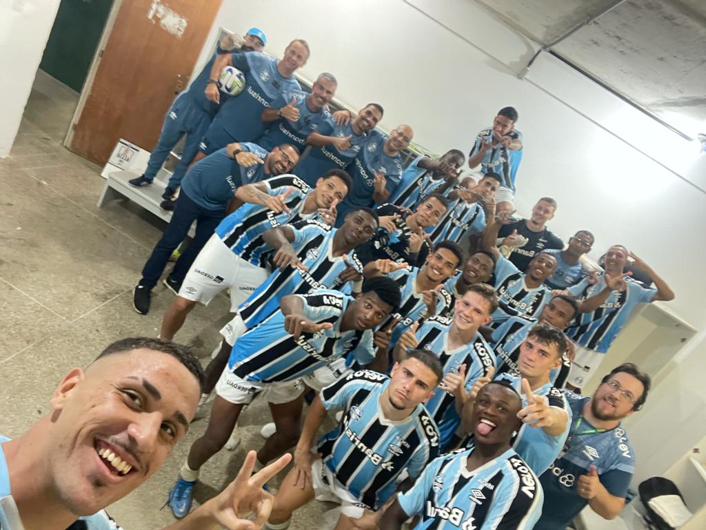 Selfie da vitória e da classificação em Salvador. 🇪🇪🤳🏾 VAMOS POR MAIS! #BrasileirãoSub20 #BaseGremista #Sub20