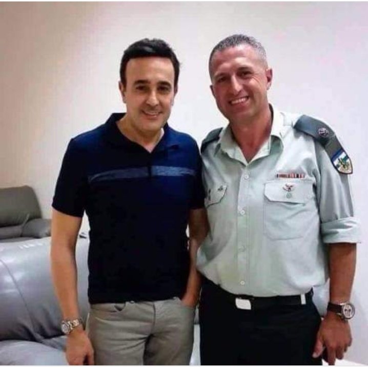 علي مسرح من مساريح السعودية في سهرة الموجي يغني اليوم  ....وبالامس هذا 
المعتوه  صابر الرباعي  مع ضابط يهودي