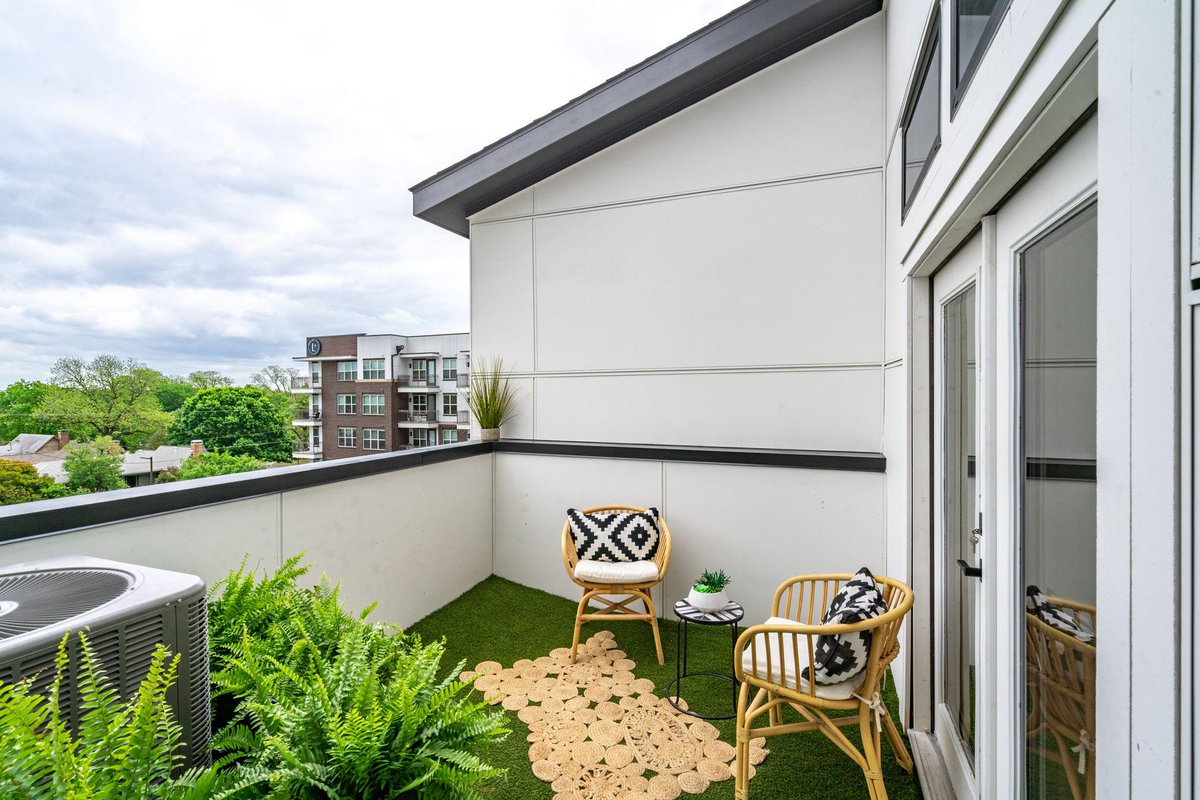 Realtor_Randa's tweet photo. New Build Condo in Downtown Dallas  
Available For Sale
SqFt. 1,800| 2 bedrooms | 3 baths 
For More Info On Pricing Or To Book A Private Tour!
DM me or contact me Miranda.Mullins@KW.com
#newcondo #downtowndallas #luxuryliving #luxurylifestyle #realestateagent #Dallas https://t.co/GBEeCles2Z