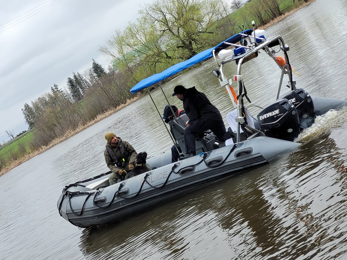 Helping out during the water portion of this detection seminar.  🐕
