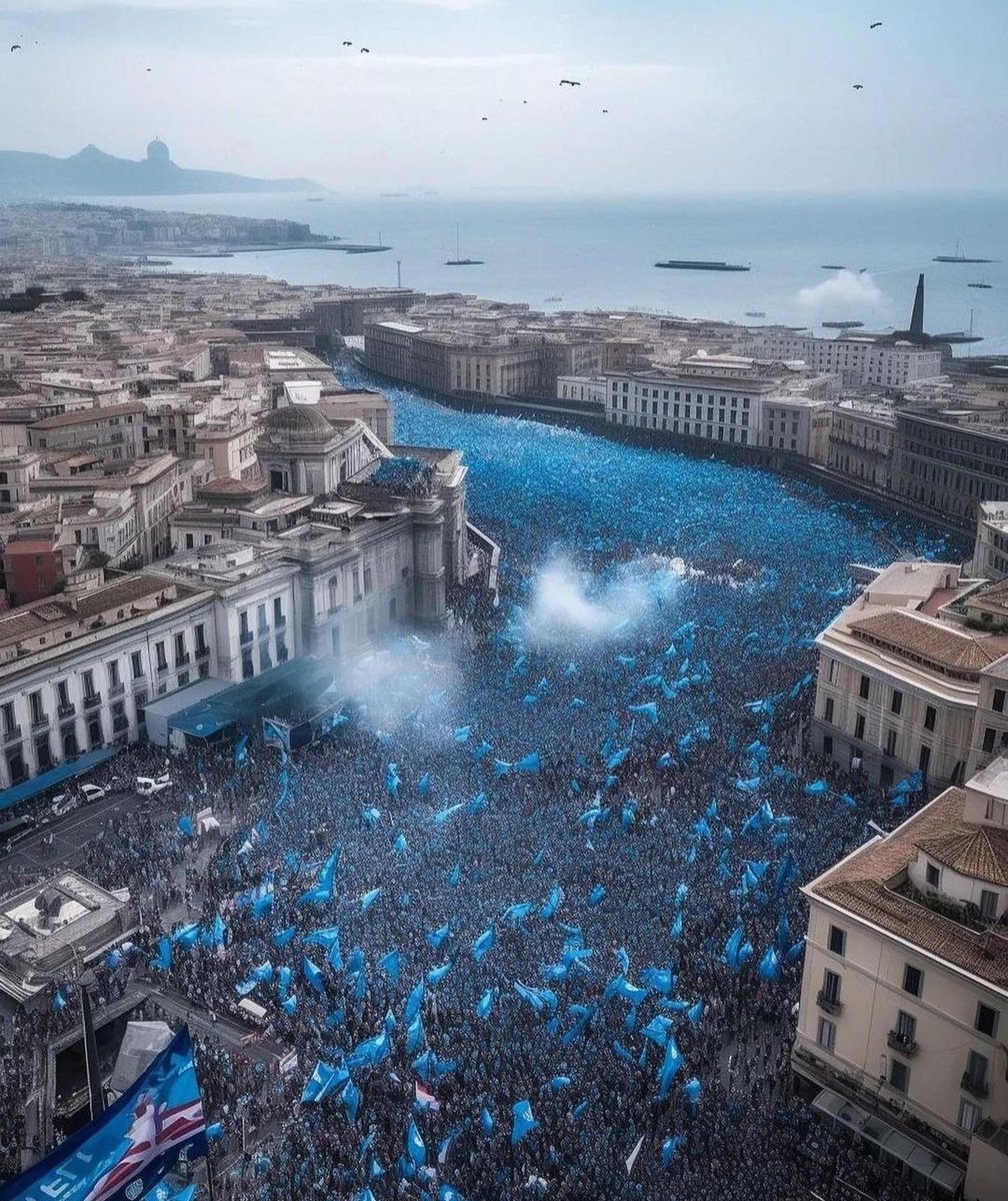 OficialSala12's tweet image. Que foto absurda. Ruas de Nápoles hoje, no dia em que o Napoli volta a ser campeão italiano 33 anos depois!