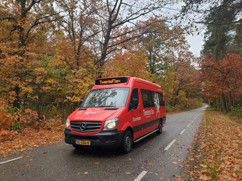 twentsflex's tweet photo. Ook op 5 mei Bevrijdingsdag rijdt buurtbus #TwentsFlex voor jou in de gemeente #RijssenHolten. Van 07.00 tot 22.00 uur. Boek via de app TwentsFlex, de reserveerlijn 088-0331401 of via de website https://t.co/dQNtQGS81Z…. Tot ziens in de bus. https://t.co/XmTRof0Thi