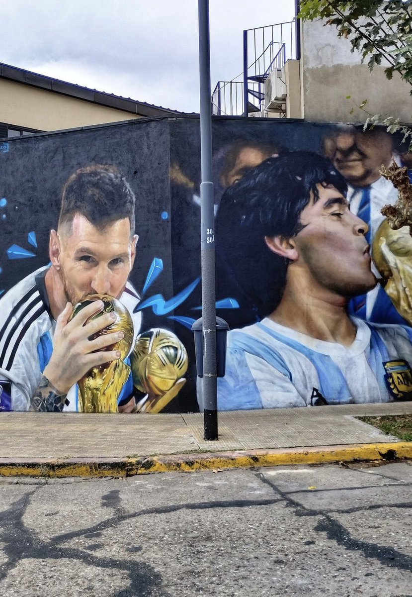 fdbedout's tweet photo. Argentina Campeón del Mundo después de 36 años. 
Napoli Campeón de Italia después de 33 años.

Maradona Santo súbito. https://t.co/lcJTVI2lHR