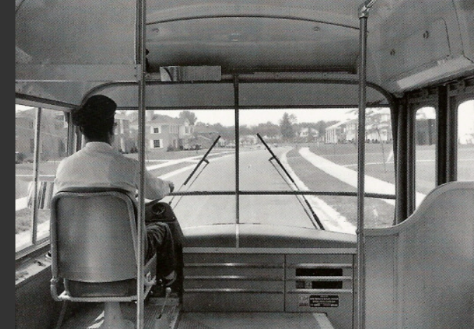 La sera del 4 Maggio 1960, sul bus 203 diretto ai sobborghi di Buenos Aires, ci sono due passeggeri che all'autista sembrano come tutti gli altri. 
Ma non lo sono.
Uno è il latitante più ricercato da Israele.
L'altro, dietro di lui, è l'agente del Mossad che lo pedina.

🧵thread