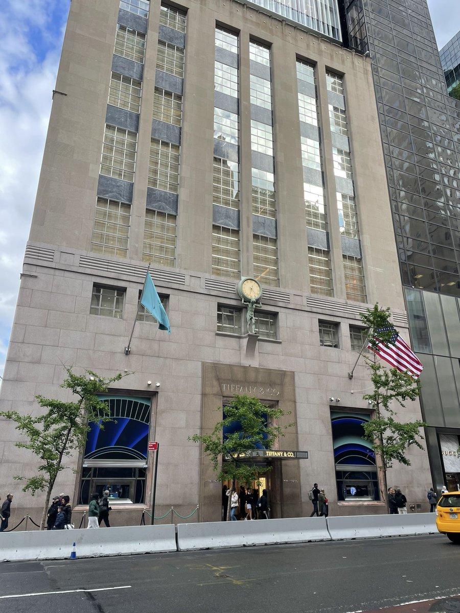 k72ndst's tweet image. So @LVMH spent $250 million on @TiffanyAndCo NYC however the #USflag is on the wrong side. That’s a 500 carat goof @FlagShaming @HellGateNY @AmericanLegion @NYMetroVets