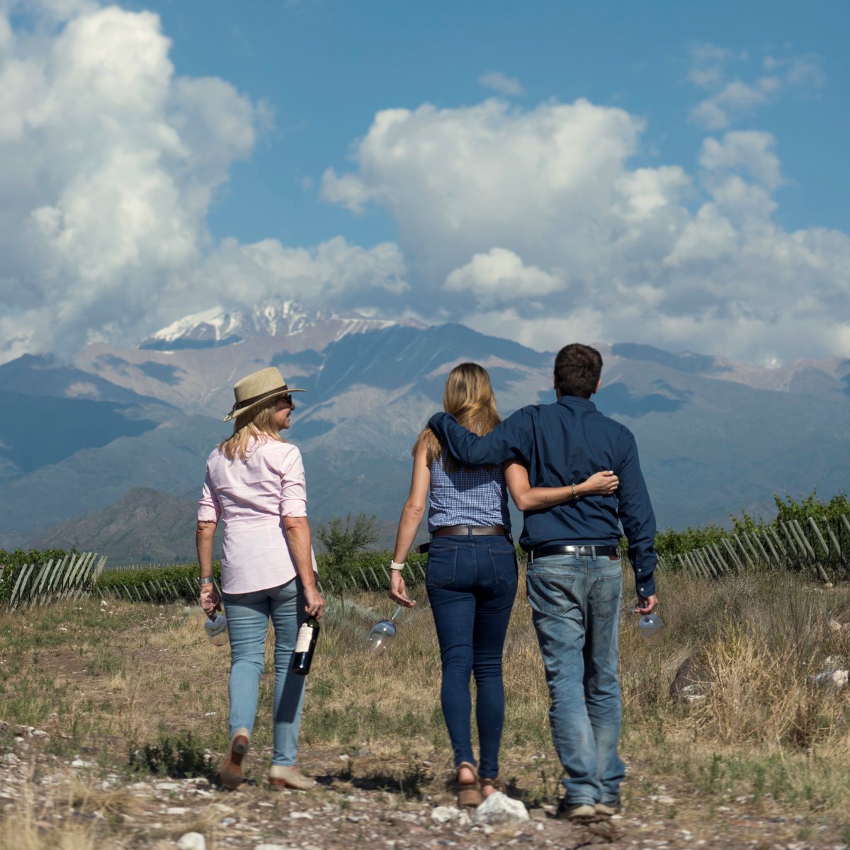 Uno de los grandes anhelos de Susana se hizo realidad en los inicios de la década de 2010, cuando sus dos hijos decidieron acompañarla y unirse a su equipo. Desde entonces, José (Primer Enólogo) y Ana (Gerente de Marketing y fundadora de @‌osadiadecrear) trabajan codo a codo