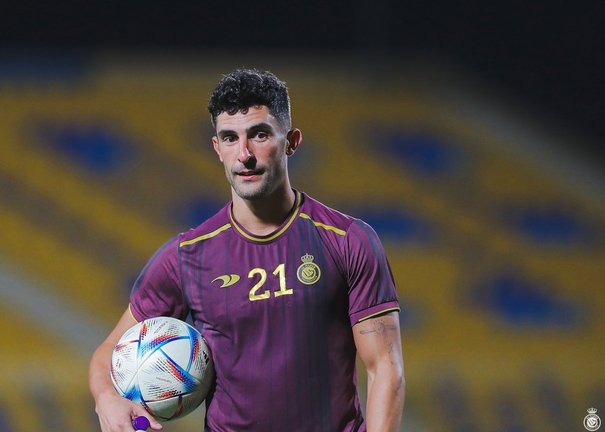 AlNassrFC_EN's tweet photo. ⚽️💛 https://t.co/5FbEkp2gir