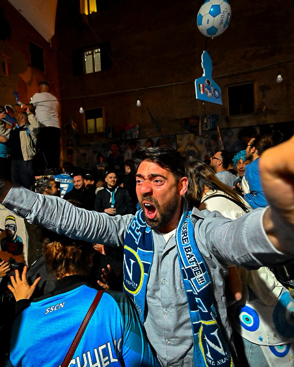 brfootball's tweet photo. Naples was ready for this 🎉 https://t.co/5QNhhT6LsI