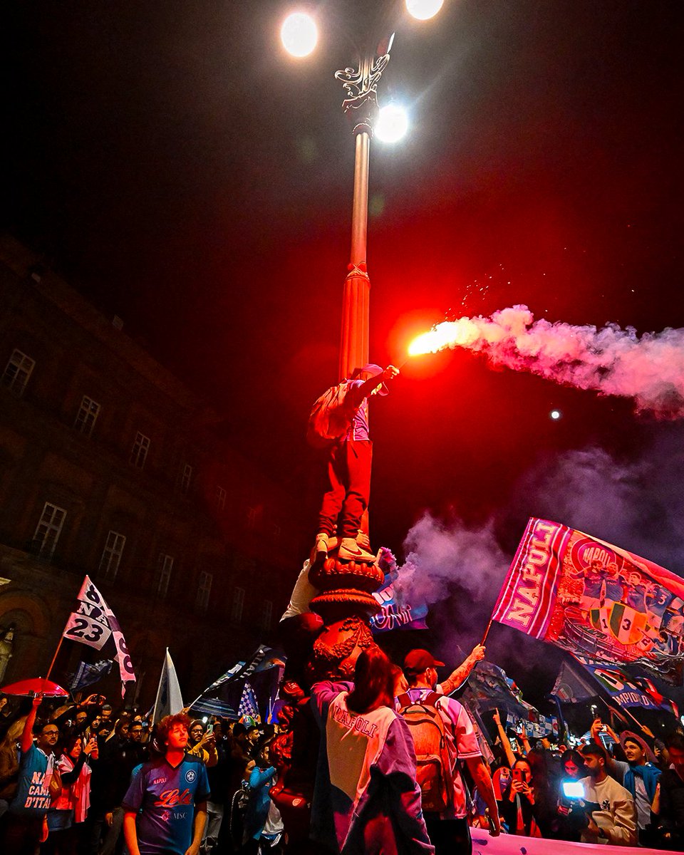 brfootball's tweet photo. Naples was ready for this 🎉 https://t.co/5QNhhT6LsI