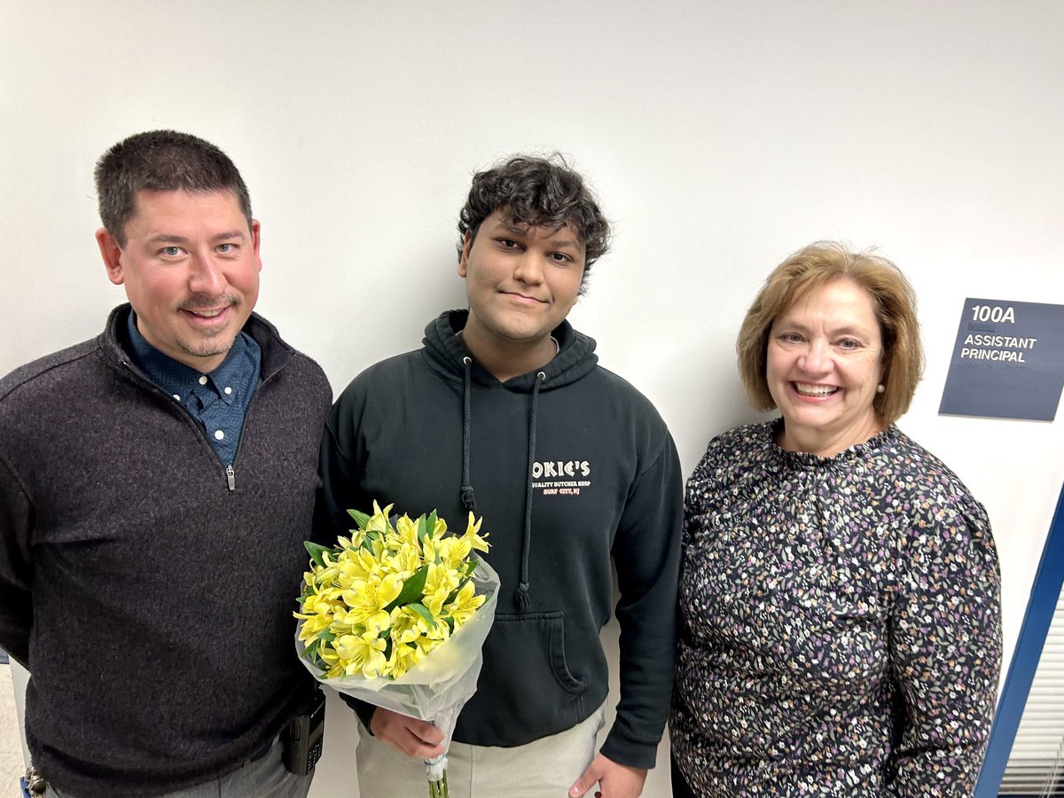 Big shout out to extraordinary Wootton HS senior & MoCo volunteer paramedic, Vivek Majumdar, whose quick actions helped save a man in cardiac arrest after a lacrosse game @the school this week! A kind and humble HERO! ⁦@MCPSSafety⁩ ⁦@MCPS⁩ ⁦⁦@mcfrsPIO⁩ 🚒🙌🏻🏅