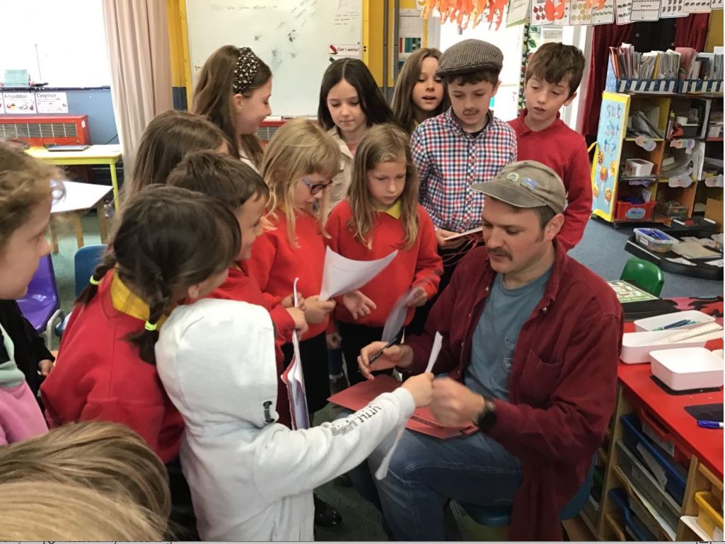 🤩Wel am ddiwrnod!  Diwrnod o gyfansoddi gyda'r Welsh Whisperer.  🎼Ni'n canu nawr!  🎼Joio mas draw!  'Gwd thing achan'! <a href="/WelshWhisperer/">Welsh Whisperer</a>