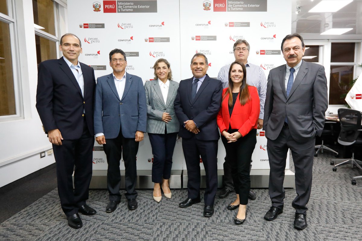 MINCETUR's tweet image. ¡Seguimos impulsando las agroexportaciones! En reunión con la #AGAP, el ministro @mathews_jc reafirmó el compromiso de continuar fortaleciendo las políticas del sector y trabajar articuladamente para que los productos 🇵🇪 lleguen a más mercados internacionales.