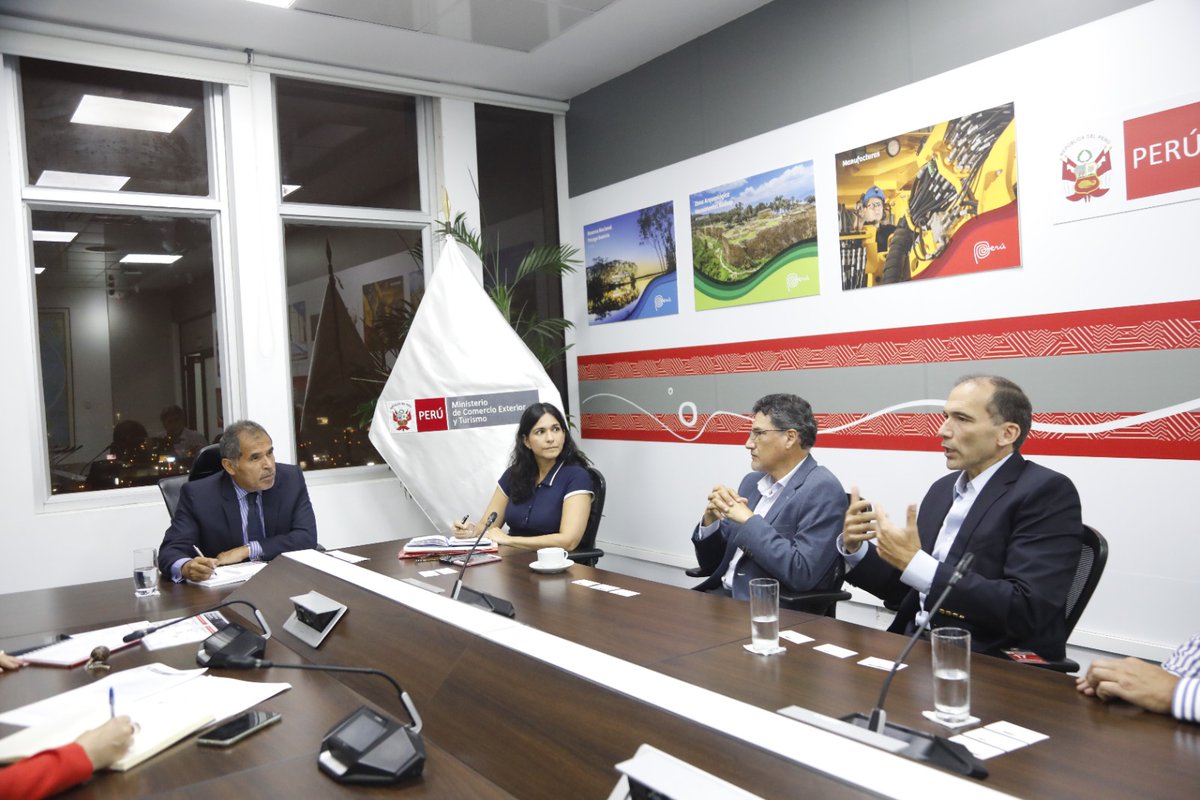 MINCETUR's tweet image. ¡Seguimos impulsando las agroexportaciones! En reunión con la #AGAP, el ministro @mathews_jc reafirmó el compromiso de continuar fortaleciendo las políticas del sector y trabajar articuladamente para que los productos 🇵🇪 lleguen a más mercados internacionales.