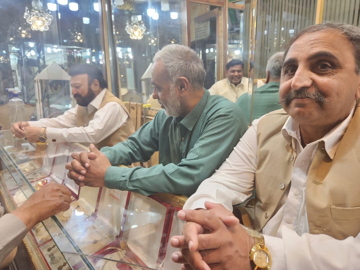 ChachiDanyal's tweet photo. MNA Khan Sajjad Khan in My Shop

صرافہ بازار میں آج مسلم لیگی رھنماMNA خان سجاد خان میری دوکان پر تشریف لائے چھاچھی مارکیٹ صرافہ بازار راولپنڈی صالحین جولر
Owner Khan Amjad Khan https://t.co/Afndo0Wgkn